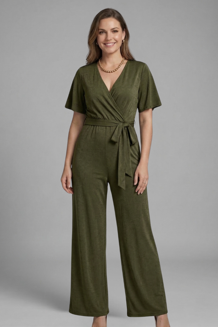 Damesjumpsuit – Dames Jumpsuit met Overslag en Strikceintuur – stijlopname | Pancreitis