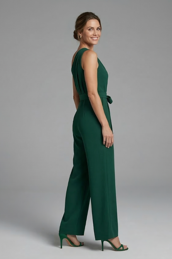 Damesjumpsuit – Dames jumpsuit met asymmetrische halslijn en tailleriem – modelopname | Pancreitis