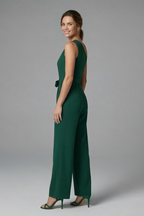 Damesjumpsuit – Dames jumpsuit met asymmetrische halslijn en tailleriem – detailopname | Pancreitis