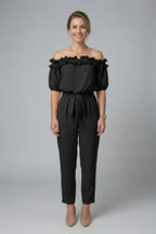 Damesjumpsuit – Dames jumpsuit met off-shoulder halslijn en strikceintuur – close-up | Pancreitis