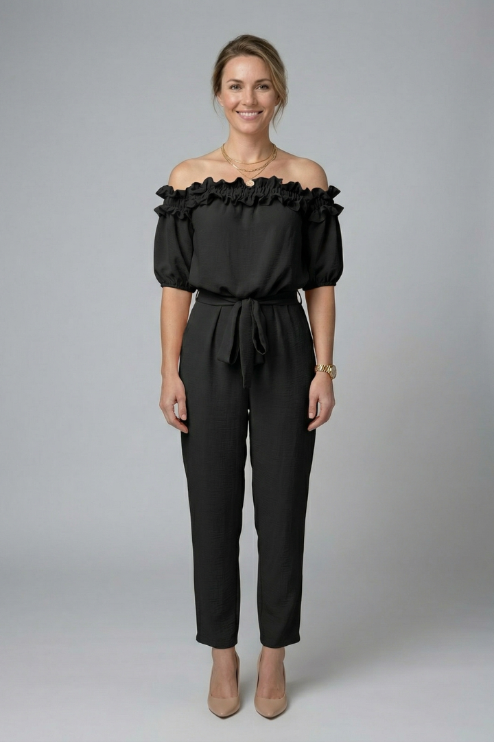 Damesjumpsuit – Dames jumpsuit met off-shoulder halslijn en strikceintuur – close-up | Pancreitis