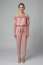 Damesjumpsuit – Dames jumpsuit met off-shoulder halslijn en strikceintuur – stijlopname | Pancreitis