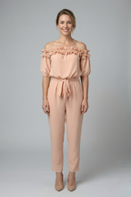 Damesjumpsuit – Dames jumpsuit met off-shoulder halslijn en strikceintuur – zijaanzicht | Pancreitis