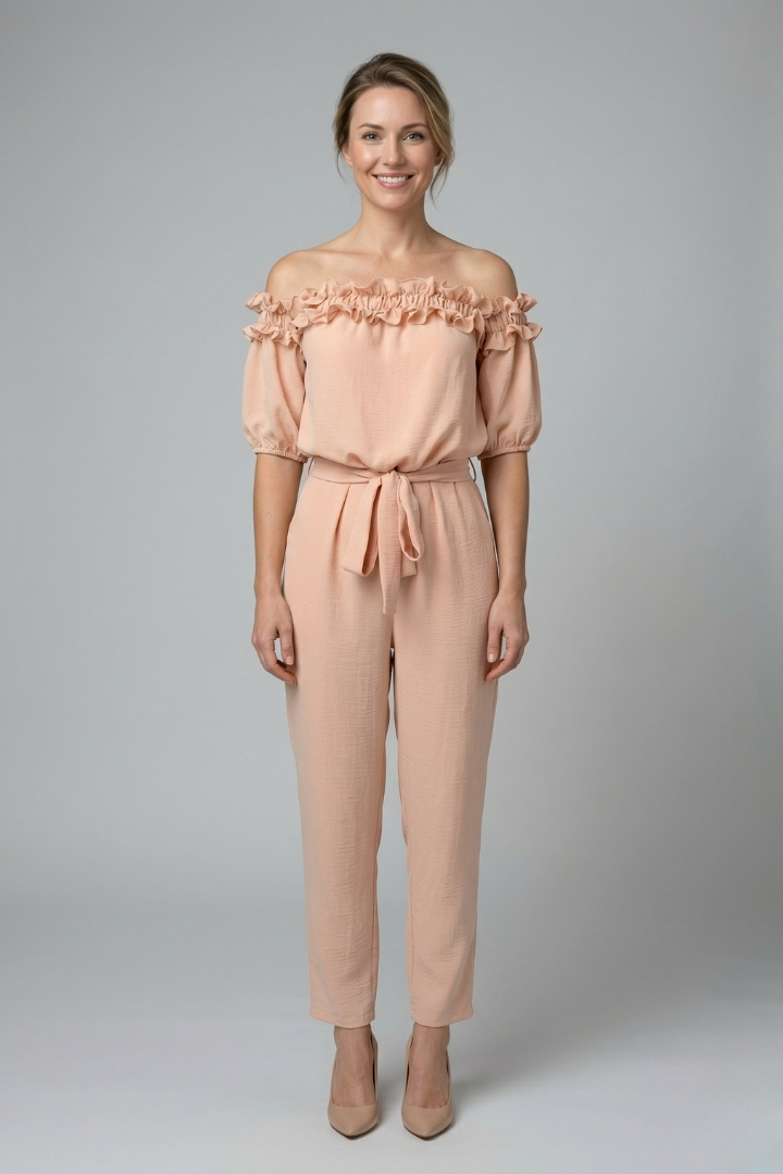 Damesjumpsuit – Dames jumpsuit met off-shoulder halslijn en strikceintuur – zijaanzicht | Pancreitis