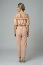 Damesjumpsuit – Dames jumpsuit met off-shoulder halslijn en strikceintuur – modelopname | Pancreitis