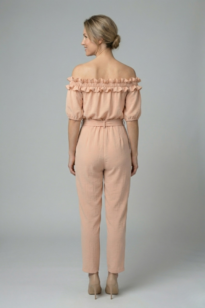 Damesjumpsuit – Dames jumpsuit met off-shoulder halslijn en strikceintuur – modelopname | Pancreitis