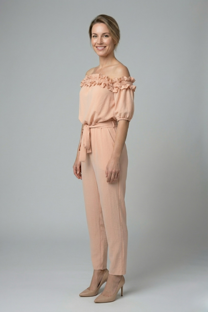 Damesjumpsuit – Dames jumpsuit met off-shoulder halslijn en strikceintuur – achteraanzicht | Pancreitis