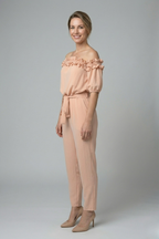 Damesjumpsuit – Dames jumpsuit met off-shoulder halslijn en strikceintuur – achteraanzicht | Pancreitis