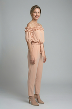 Damesjumpsuit – Dames jumpsuit met off-shoulder halslijn en strikceintuur – detailopname | Pancreitis