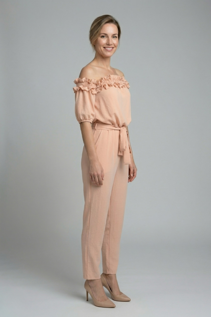 Damesjumpsuit – Dames jumpsuit met off-shoulder halslijn en strikceintuur – detailopname | Pancreitis
