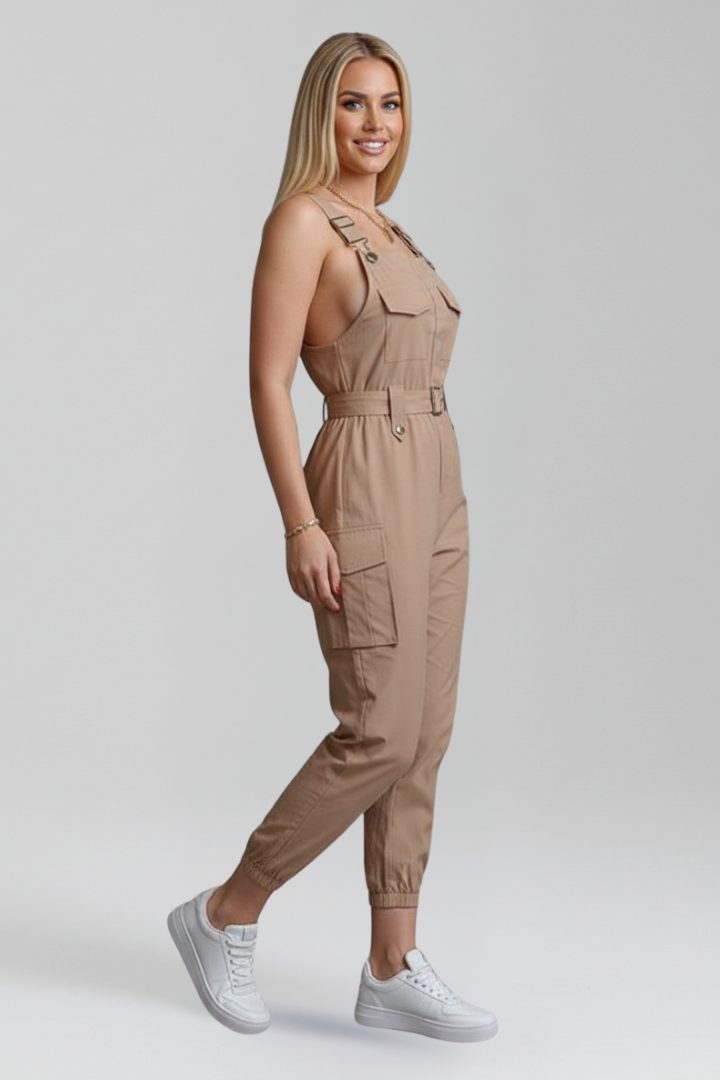 Damesjumpsuit – Damesjumpsuit met vierkante halslijn en verstelbare bandjes – detailopname | Pancreitis