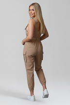 Damesjumpsuit – Damesjumpsuit met vierkante halslijn en verstelbare bandjes – modelopname | Pancreitis