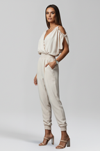 Damesjumpsuit – Damesjumpsuit met overslaghals en elastische taille – detailopname | Pancreitis