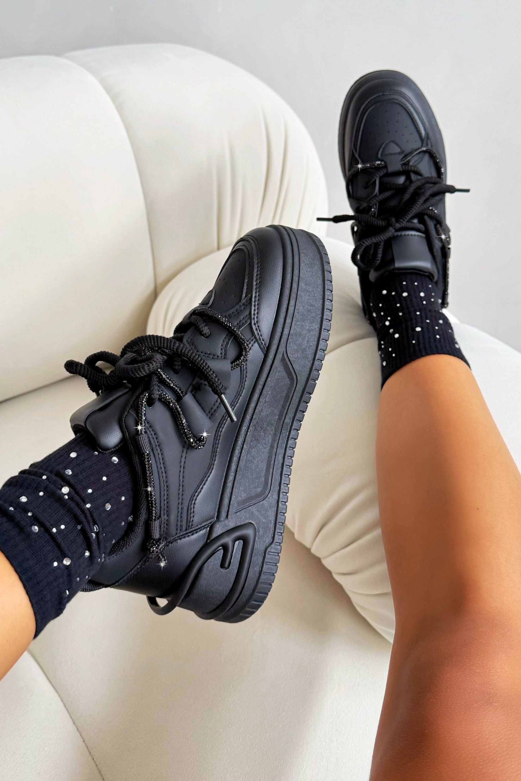 Kristallen Spark Trainers in zwart met chunky zool en glinsterende veters.