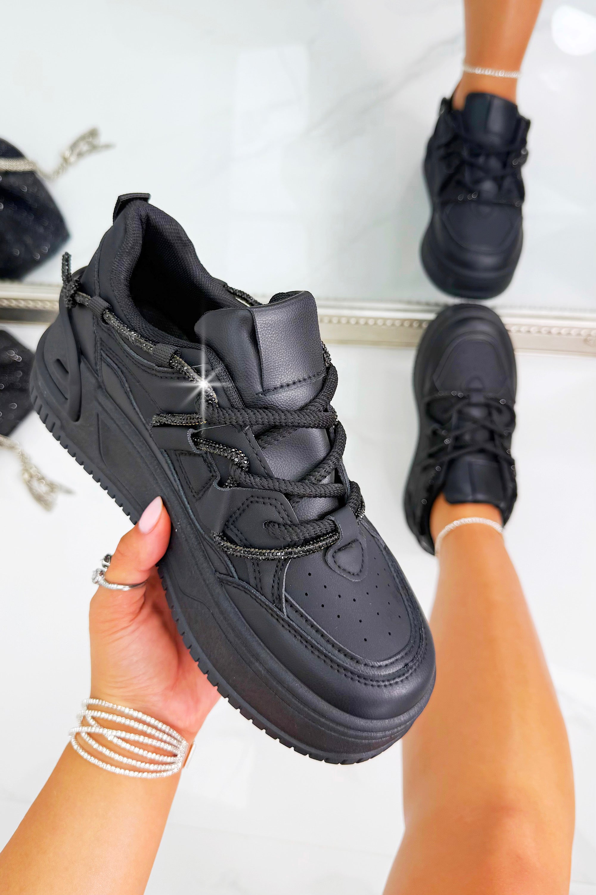Kristallen Spark Trainers in zwart met chunky zool en glinsterende veters. 2