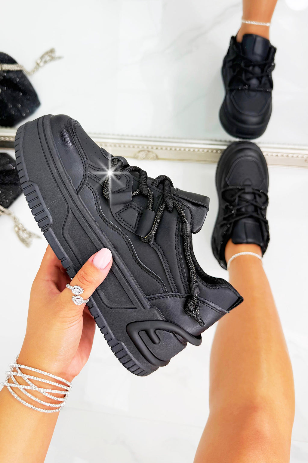 Kristallen Spark Trainers in zwart met chunky zool en glinsterende veters. 3