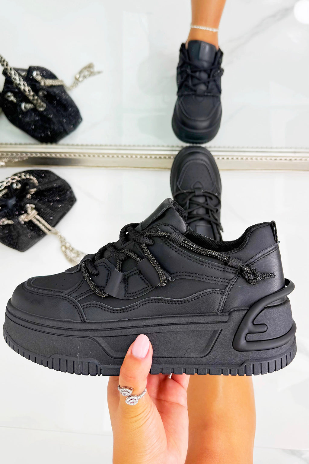 Kristallen Spark Trainers in zwart met chunky zool en glinsterende veters. 4