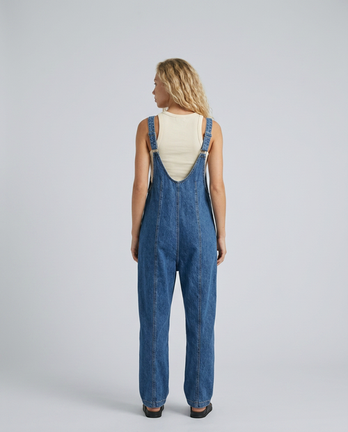 Colleen denim jumpsuit met praktische zakken en verstelbare schouderbanden. 2