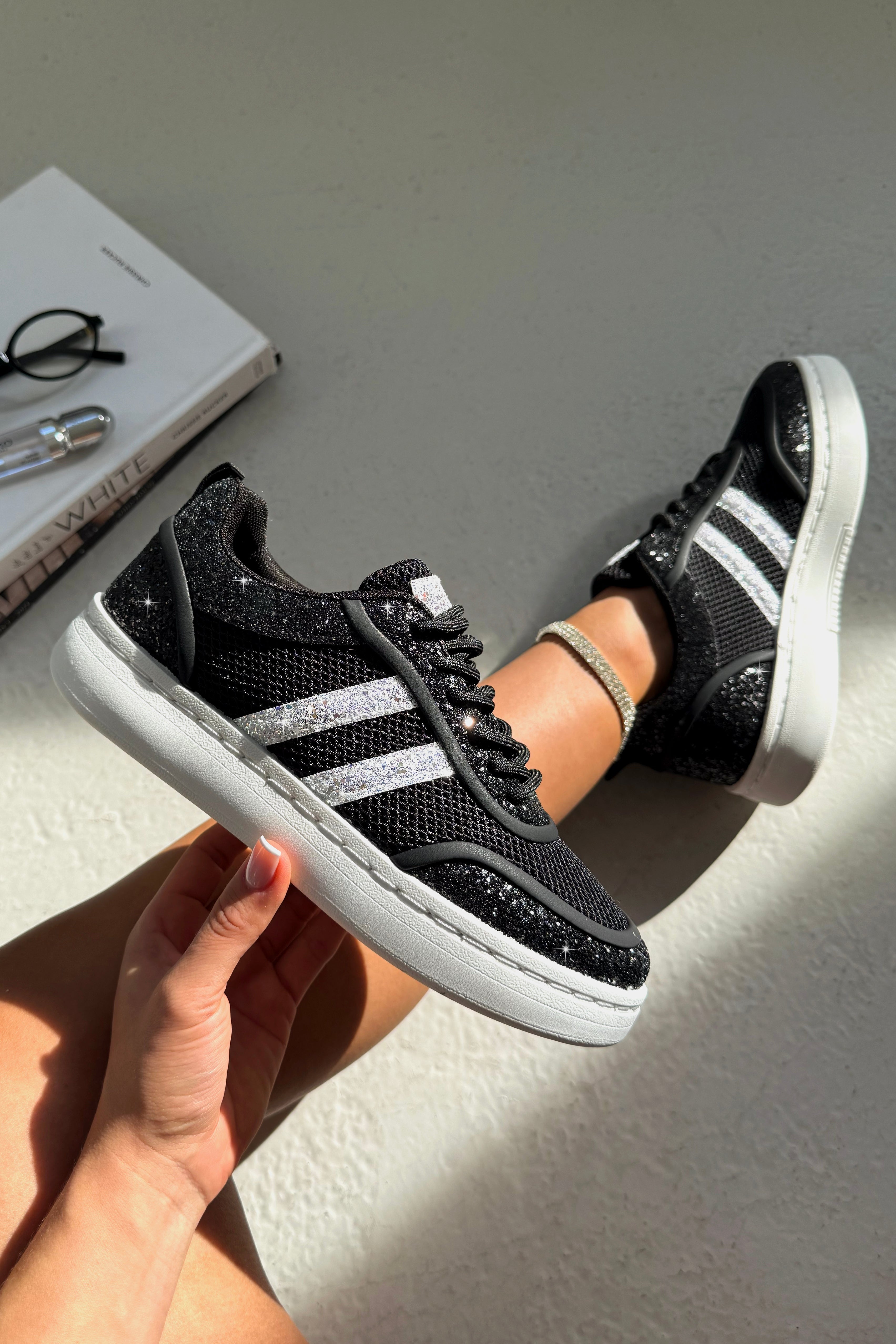 Crystal Nova Sparkle Stripe Trainers in zwart met glanzende details.