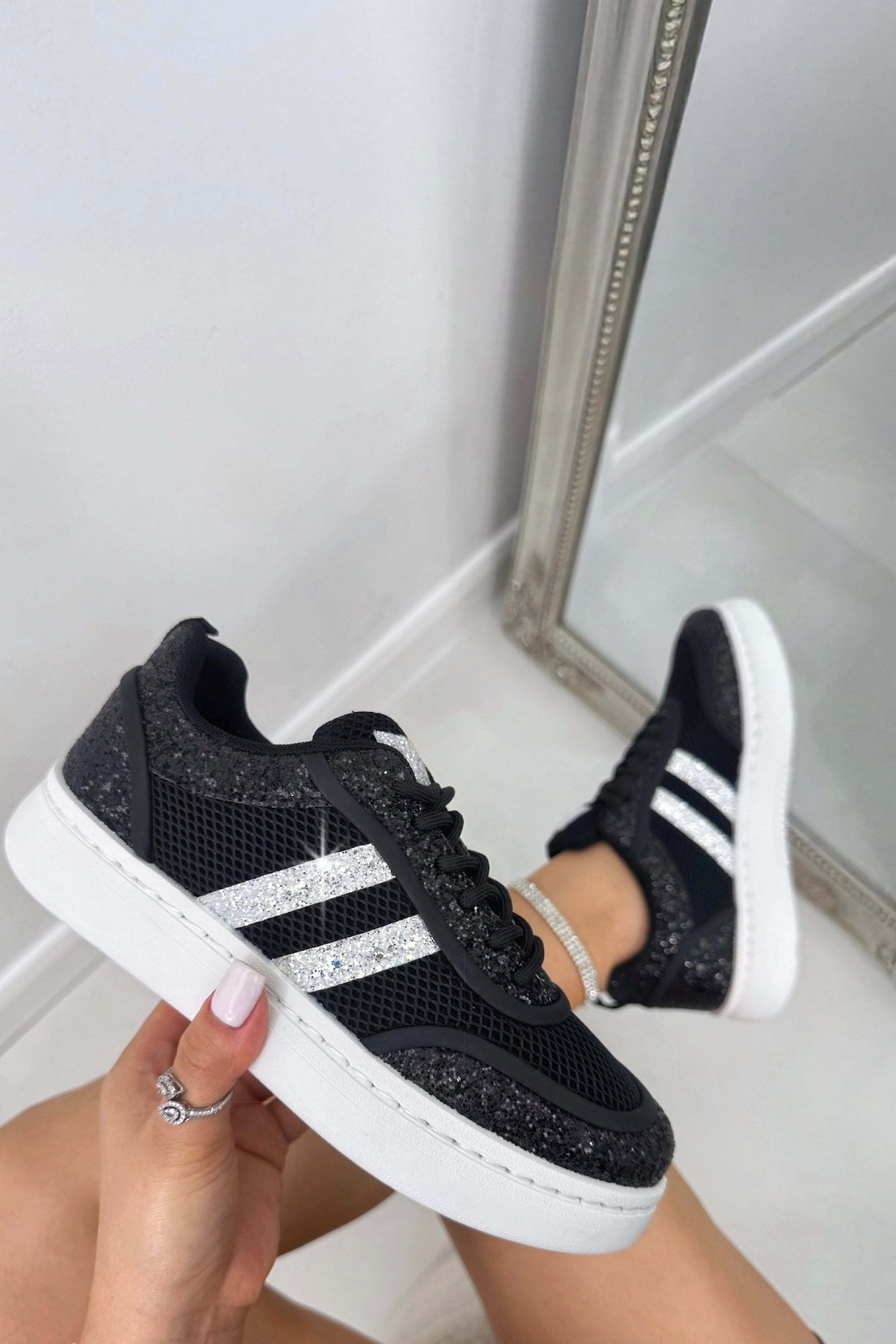 Crystal Nova Sparkle Stripe Trainers in zwart met glanzende details. 2