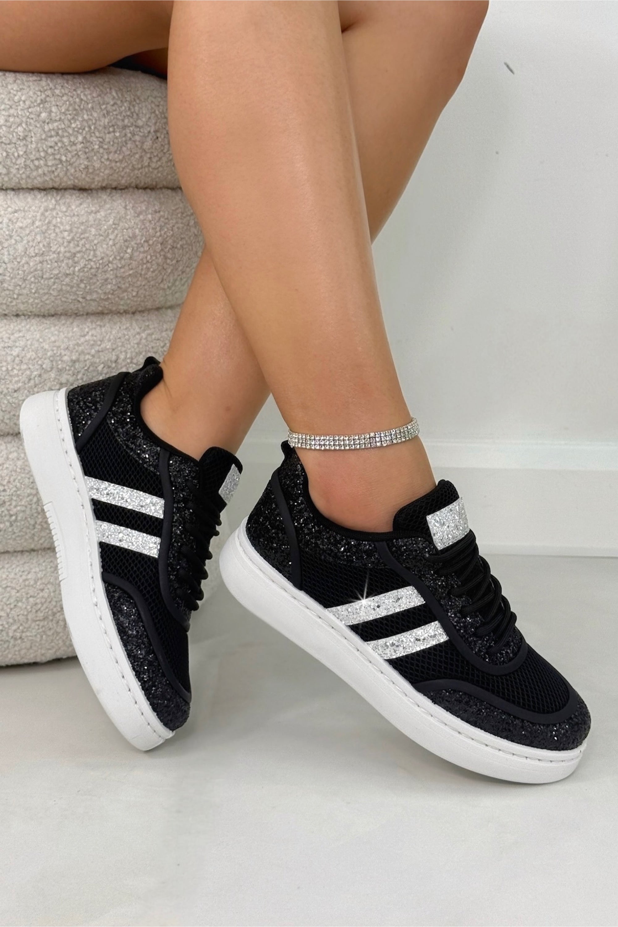 Crystal Nova Sparkle Stripe Trainers in zwart met glanzende details. 3
