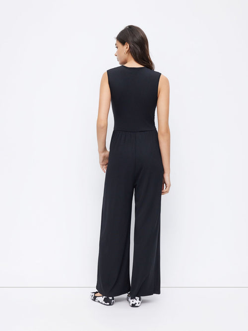 Eleanor jumpsuit met V-hals en wijde pijpen in verschillende kleuren. 2