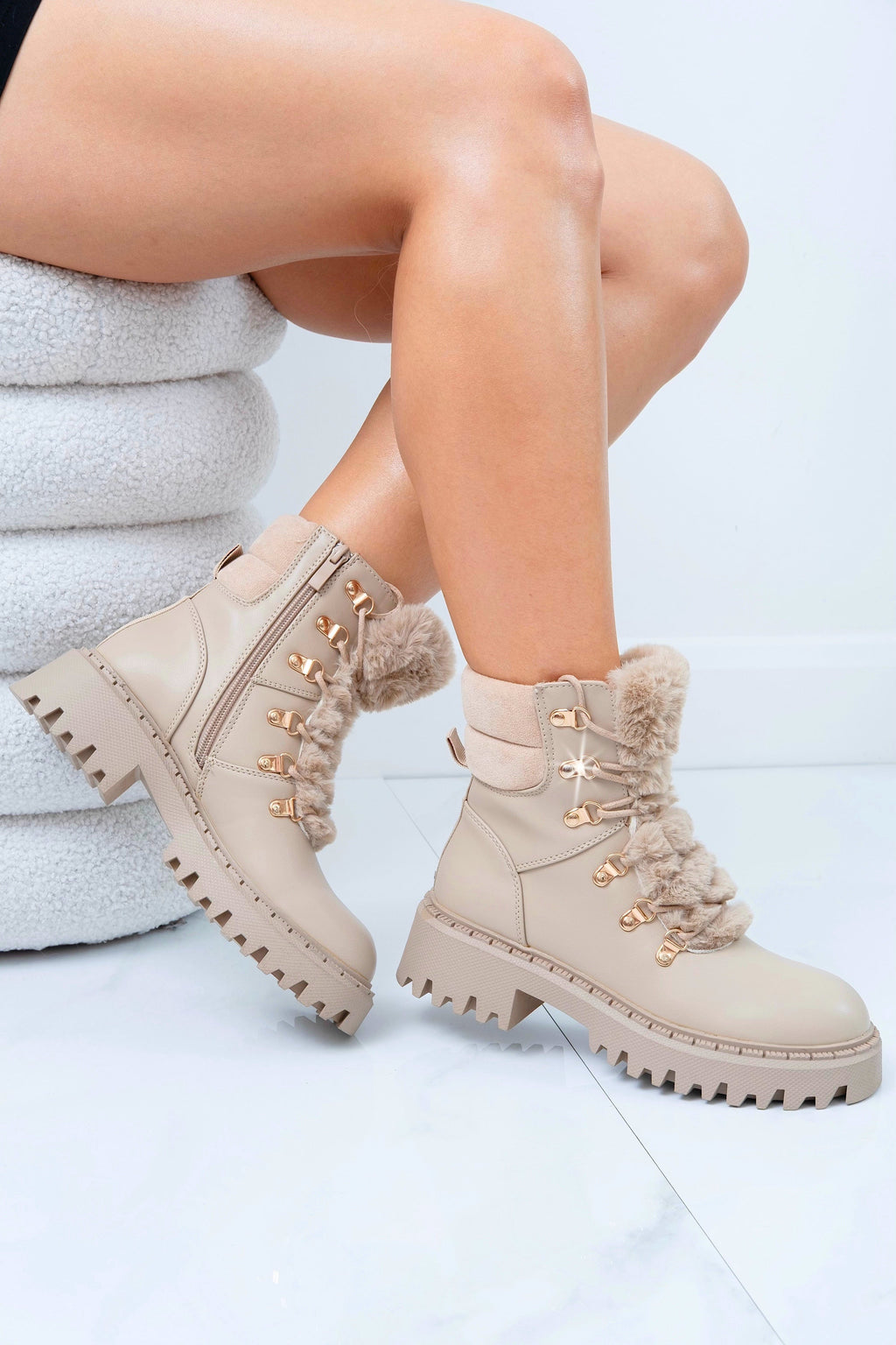 Faux fur enkellaarsjes in mocha kleur 2