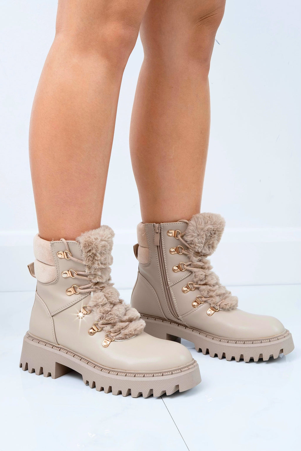 Faux fur enkellaarsjes in mocha kleur 3