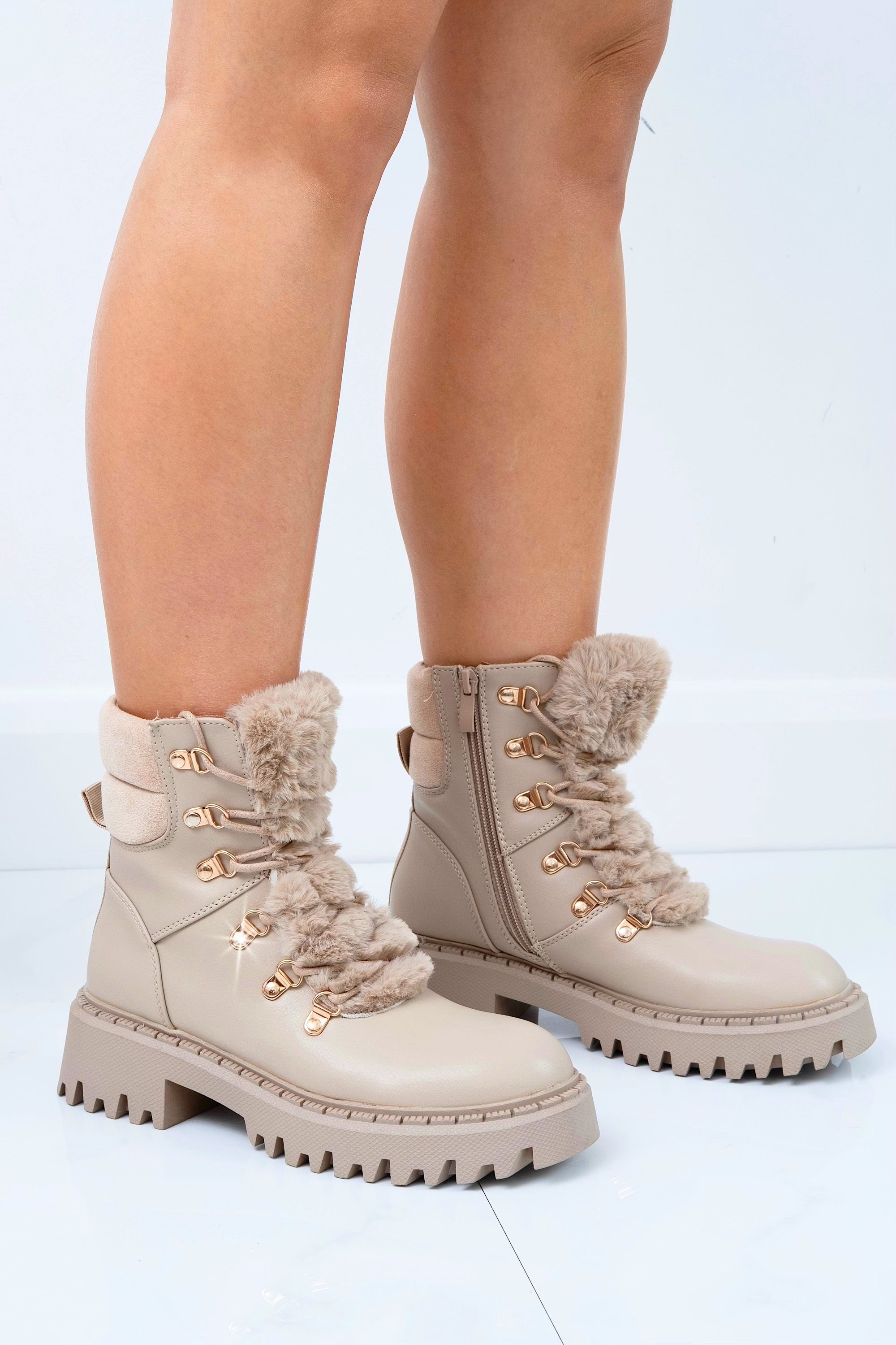 Faux fur enkellaarsjes in mocha kleur 3