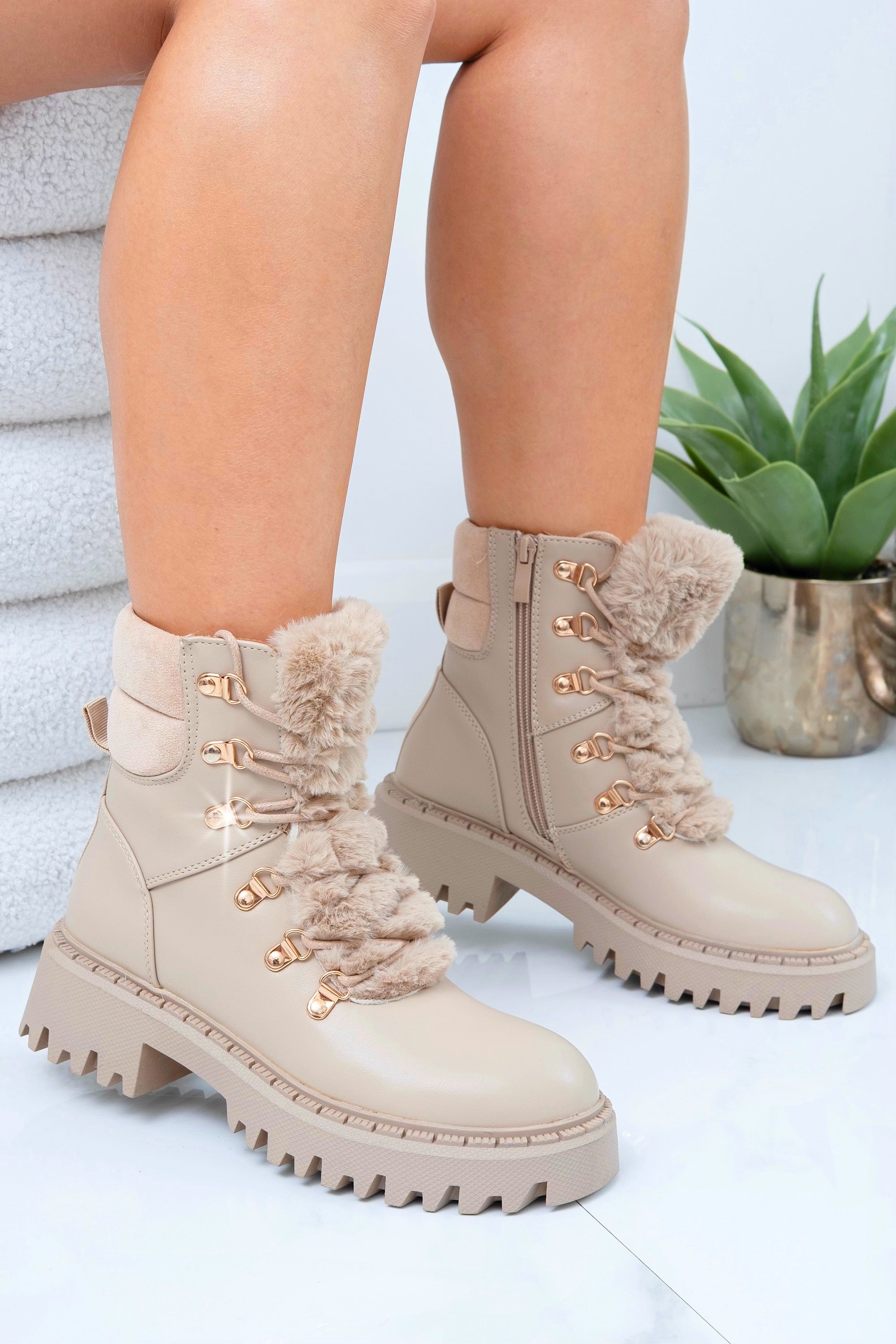 Faux fur enkellaarsjes in mocha kleur 5