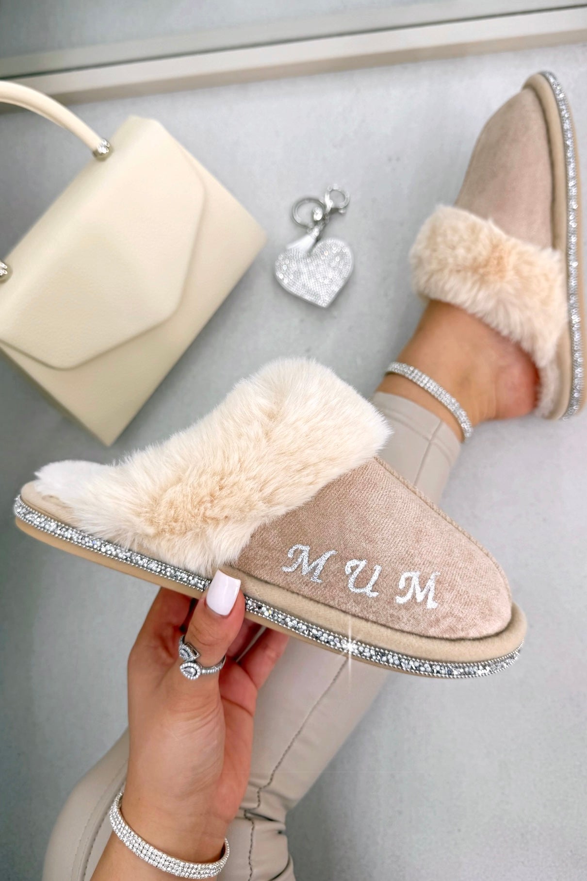 Gepersonaliseerde nude slippers met kristaltrim voor Moeder.