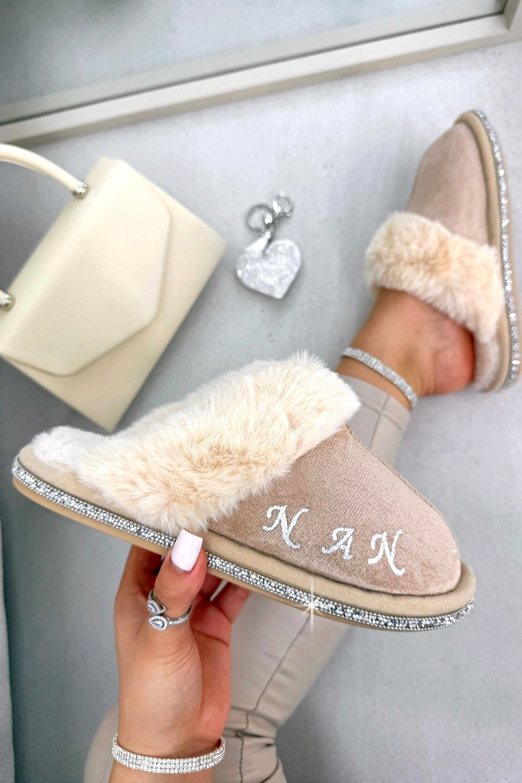 Gepersonaliseerde nude slippers met kristal trim voor dames.