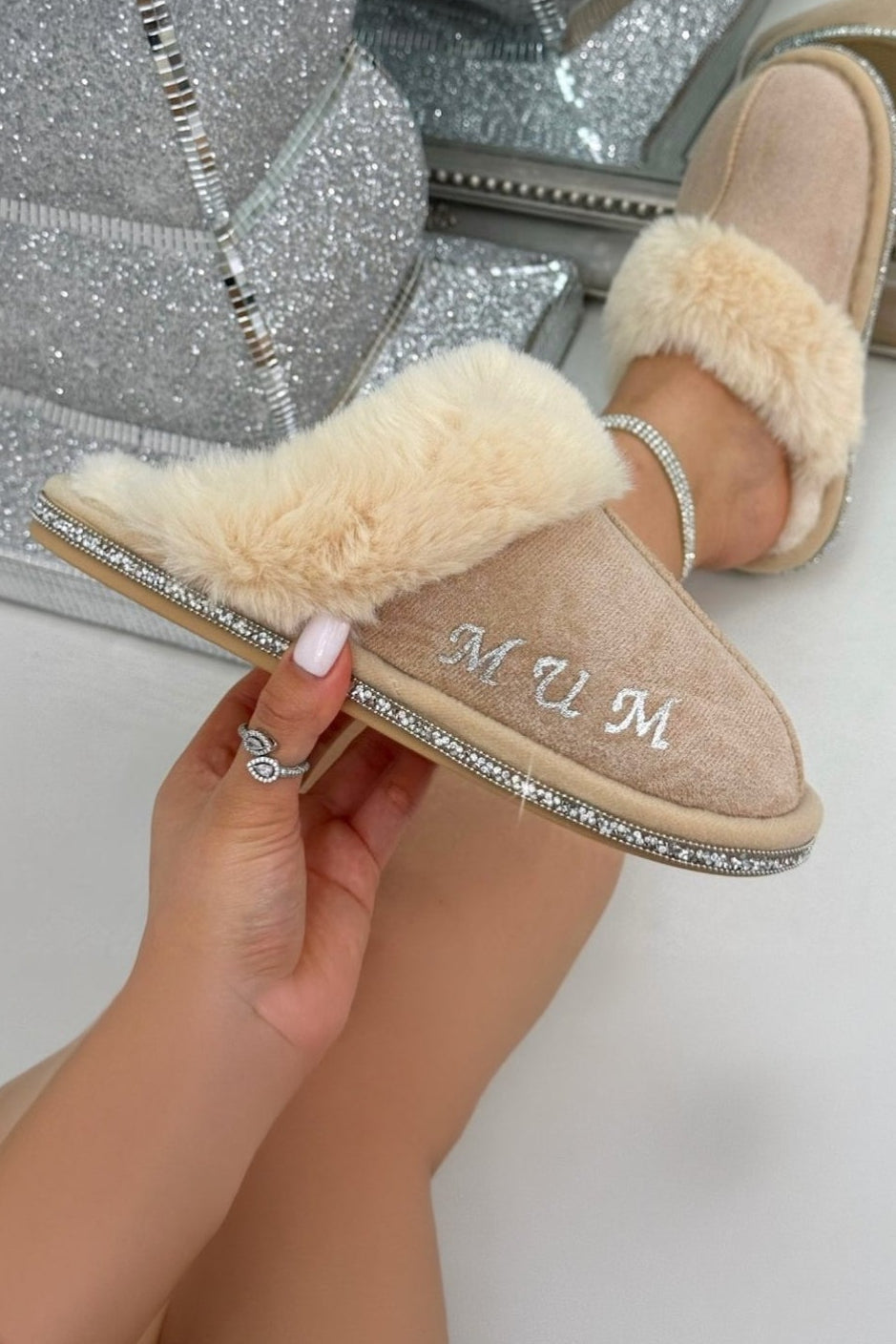 Gepersonaliseerde nude slippers met kristaltrim voor Moeder. 2