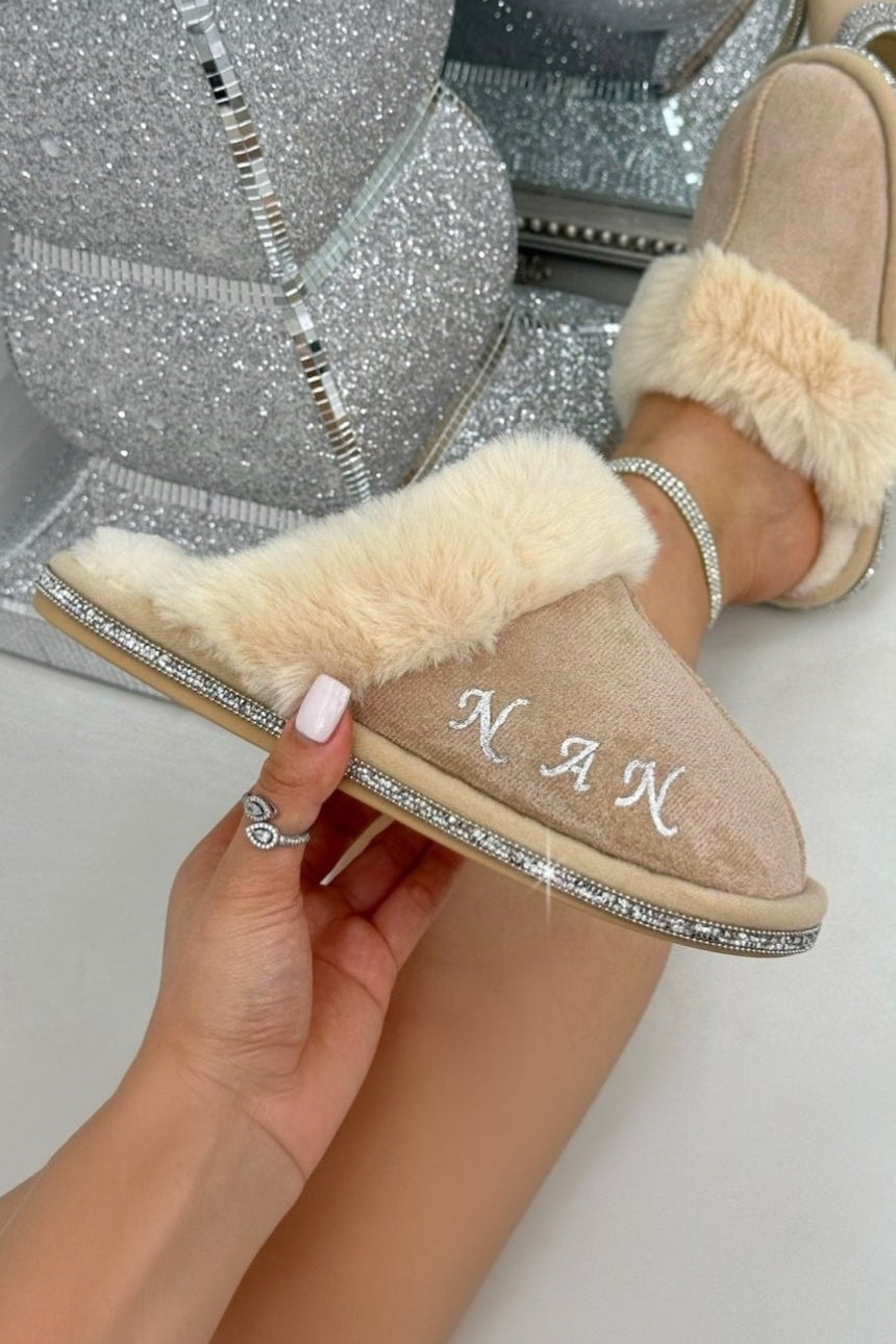 Gepersonaliseerde nude slippers met kristal trim voor dames. 2