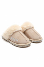 Gepersonaliseerde nude slippers met kristaltrim voor Moeder. 3