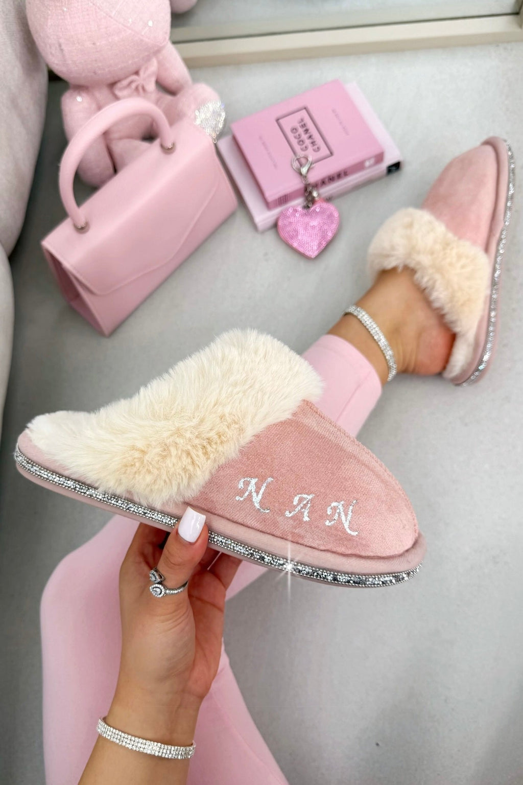 Gepersonaliseerde luxe roze slippers met kristaltrim voor dames.