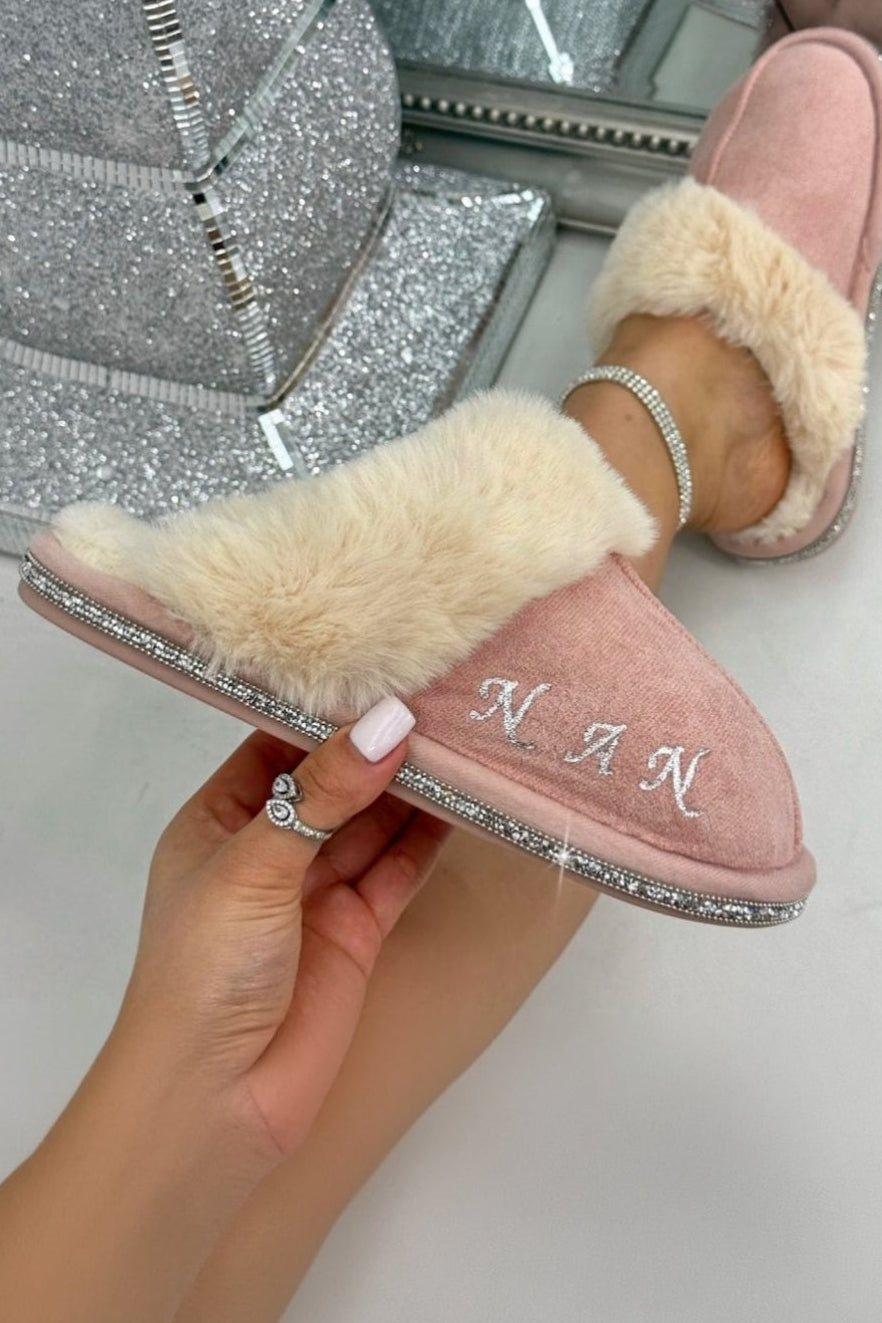 Gepersonaliseerde luxe roze slippers met kristaltrim voor dames. 2