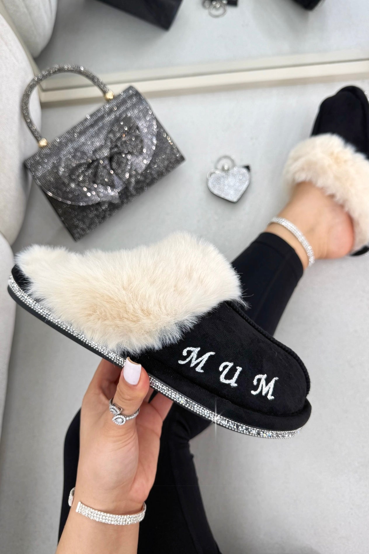 Gepersonaliseerde zwarte slippers met kristal trim voor Moeder.