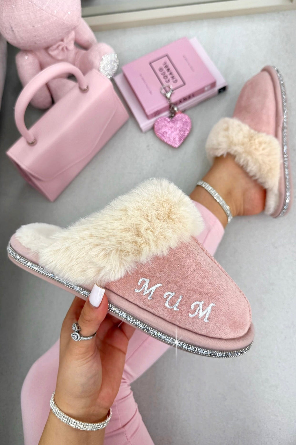 Gepersonaliseerde roze slippers met kristaltrim voor moeders.
