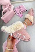 Gepersonaliseerde roze slippers met kristaltrim voor moeders.