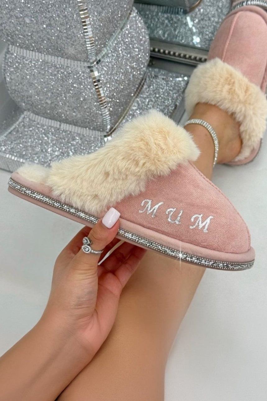 Gepersonaliseerde roze slippers met kristaltrim voor moeders. 2