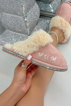 Gepersonaliseerde roze slippers met kristaltrim voor moeders. 2