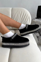 Glanzende zwarte klompen slippers met kristallen details.