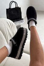 Glanzende zwarte klompen slippers met kristallen details. 2