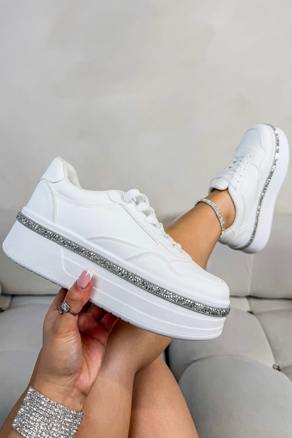 Glanzende kristallen diamante trim platform sneakers in wit