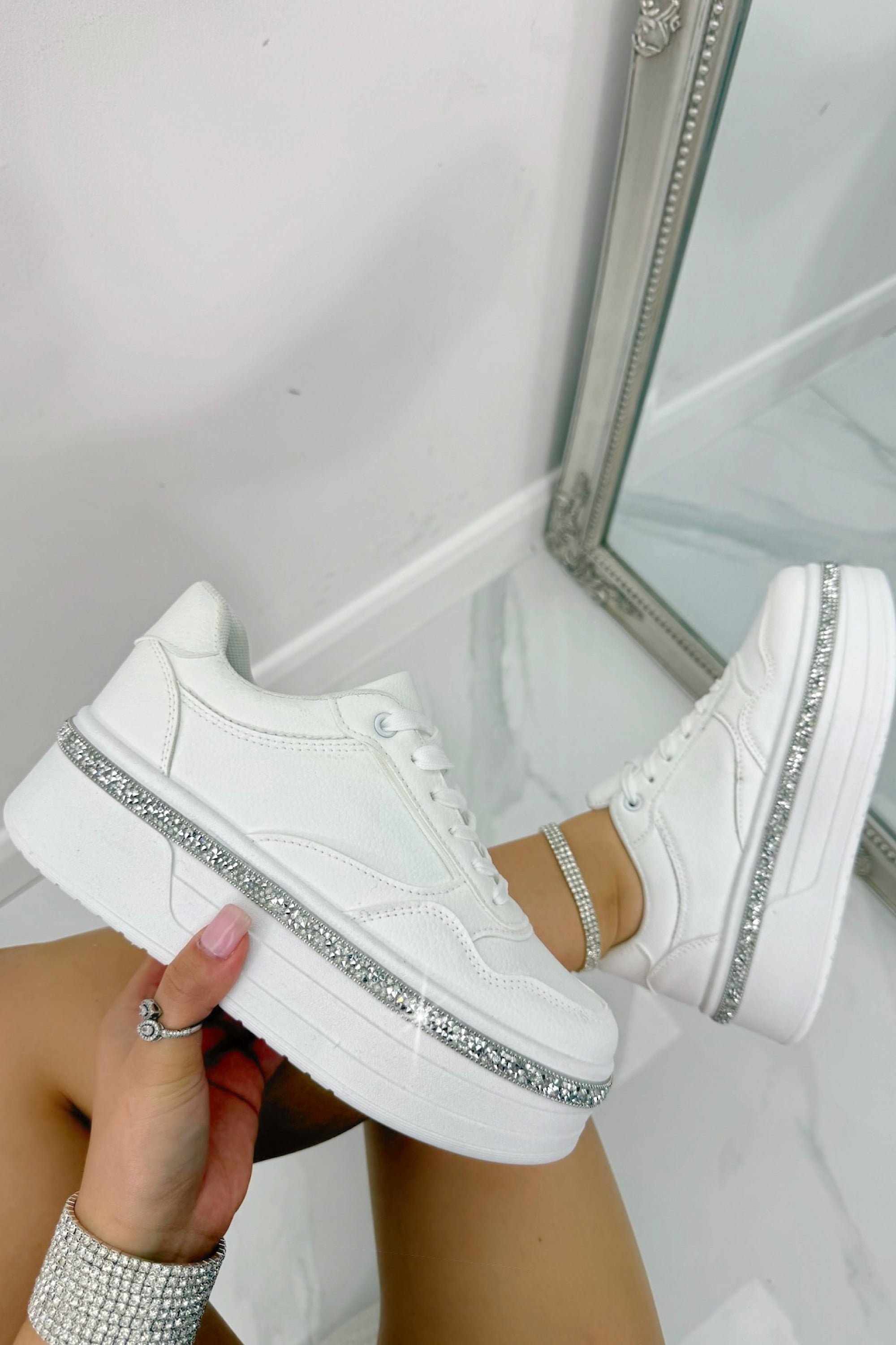 Glanzende kristallen diamante trim platform sneakers in wit 3