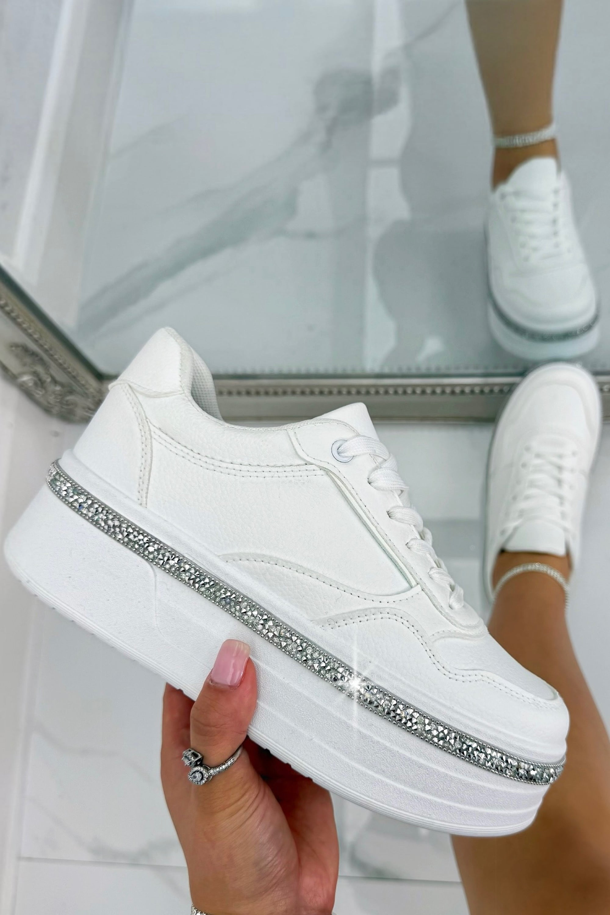 Glanzende kristallen diamante trim platform sneakers in wit 4