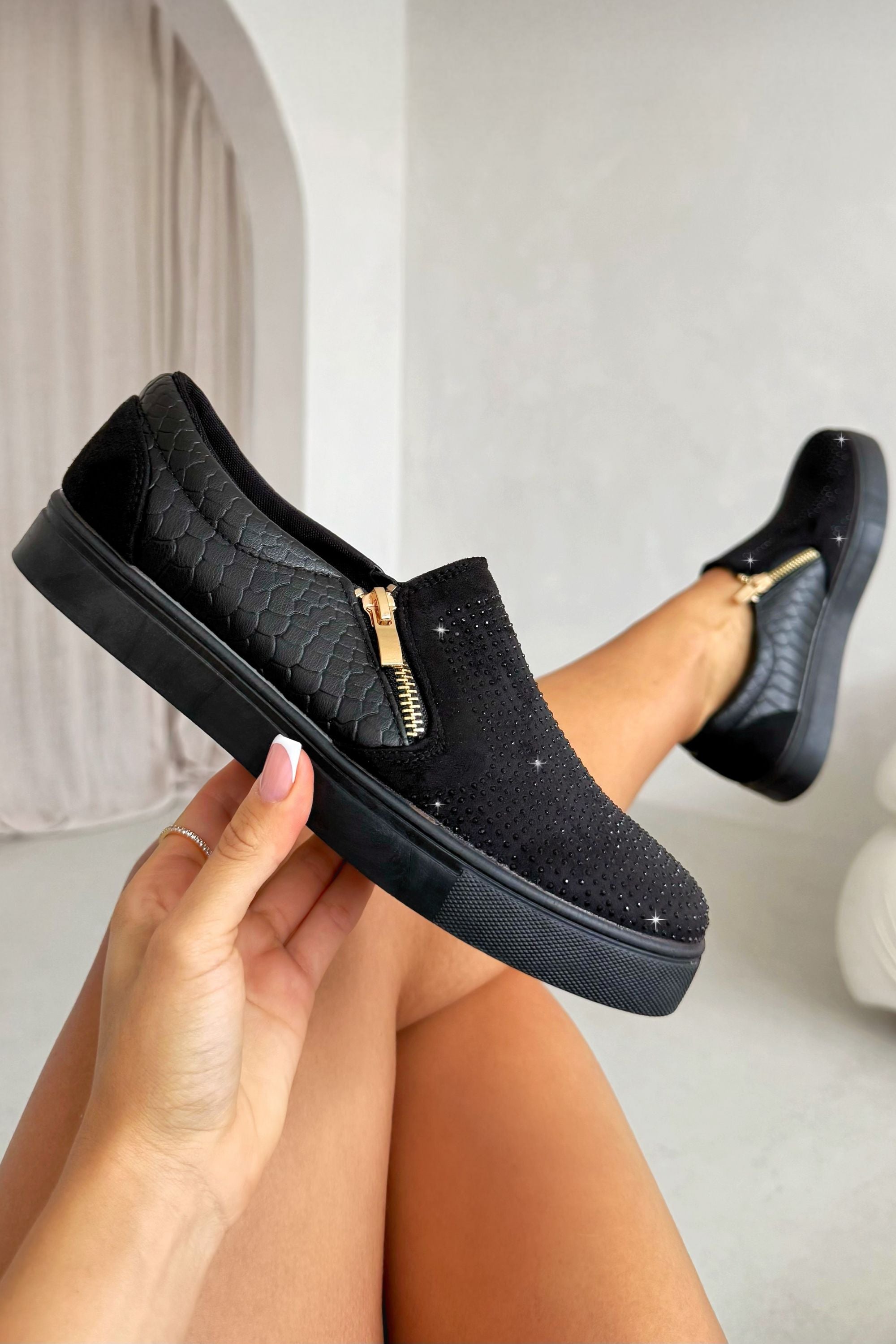 Kristal Suede Rits Pumps Zwarte Trainers met glanzende details