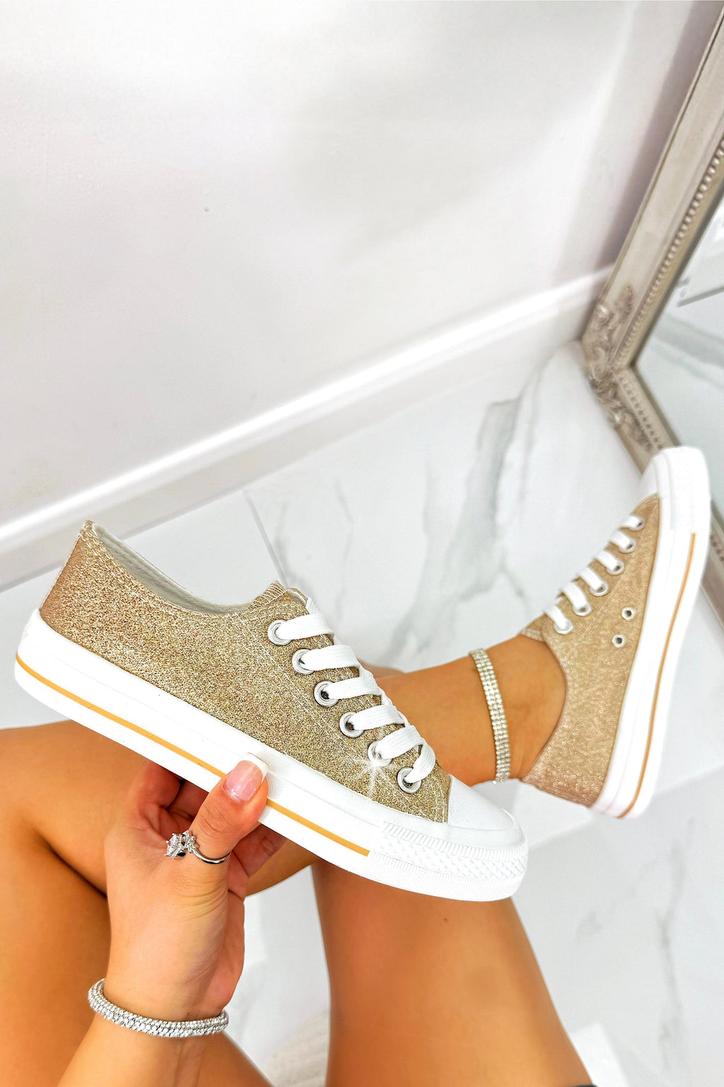Glitterende canvas sneakers in goud voor een trendy look.