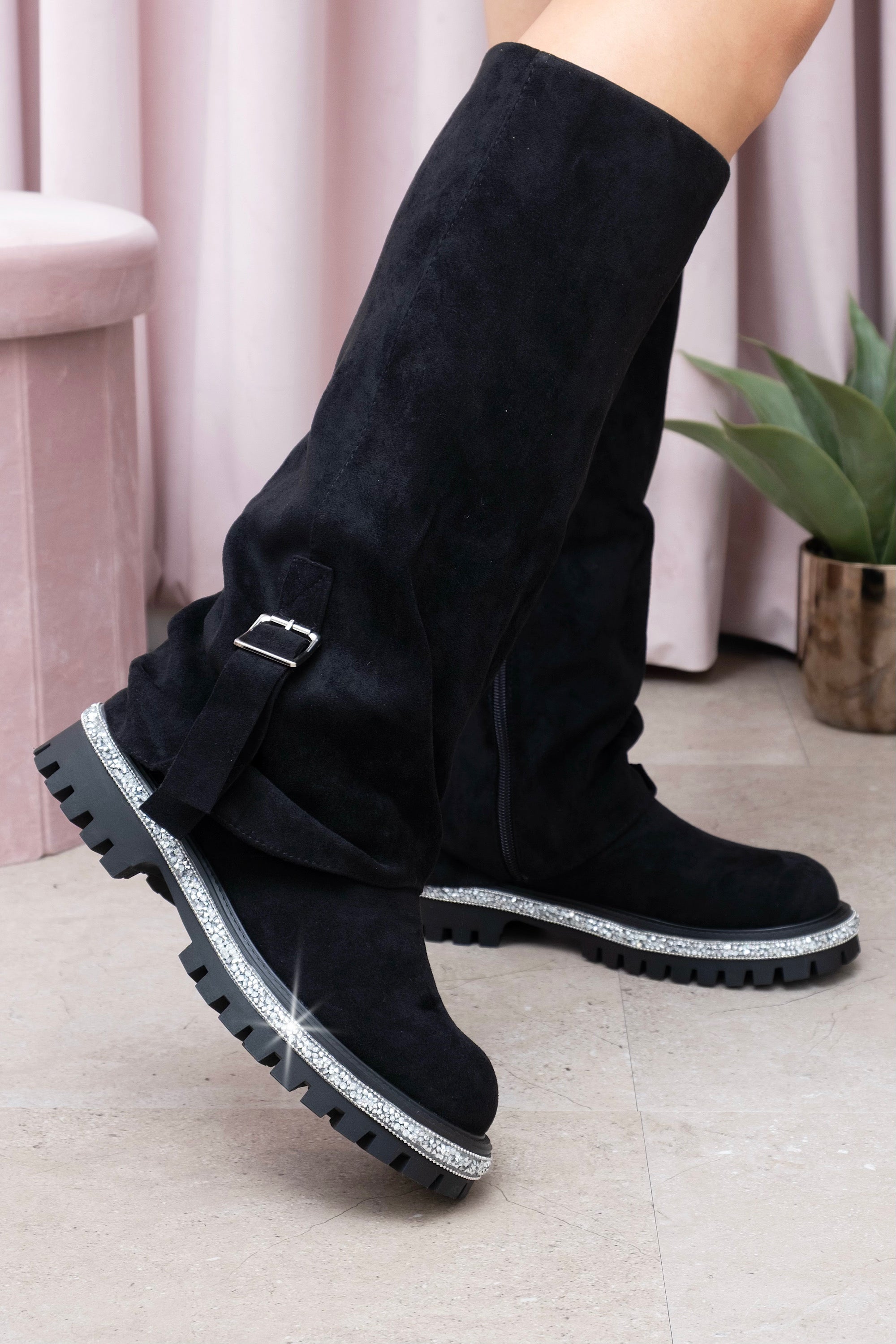 Kristallen Trim Wild Obsession Knie Hoge Boots in zwart met chunky zool. 4